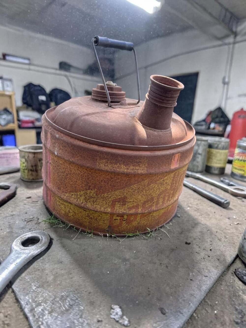 Vintage Eagle 2.5 Gallon Metal Gasoline Can with Lightning Bolt Graphic
